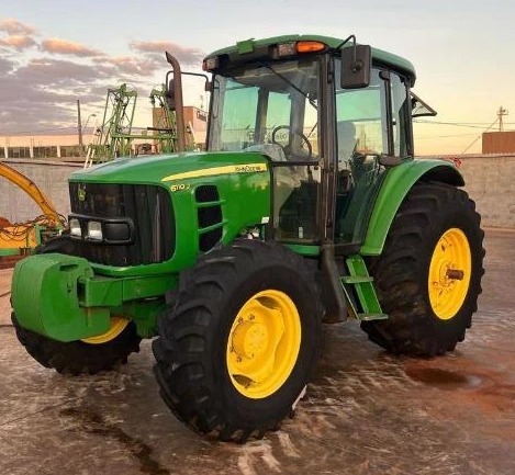 Trator John Deere 6110J